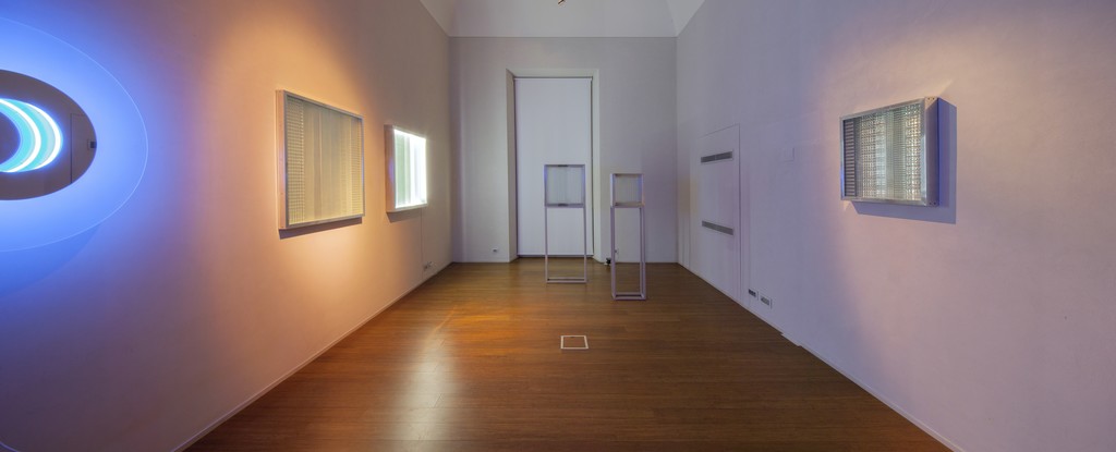 Nanda Vigo: Light Trek - ABC-ARTE Contemporary art Gallery - 2014-2015
Cronotopo, 1963, 100 x 100 x 5 cm - 39 5/16 x 39 5/16 x 1 15/16 ins, telaio in alluminio, vetro soffiato e specchio
Cronotopo, 1964, 60 x 60 x 7 cm - 23 9/16 x 23 9/16 x 2 12/16 ins, telaio in alluminio, vetro soffiato e specchio
Base, 1966, 60 x 20 x 110 cm - 23 9/16 x 7 13/16 x 43 4/16 ins, alluminio
Base, 1966, 40 x 20 x 215 cm - 15 11/16 x 7 1www.abc-arte.com Nanda Vigo: Light Trek - ABC-ARTE Contemporary art Gallery - 2014-2015
Cronotopo, 1963, 100 x 100 x 5 cm - 39 5/16 x 39 5/16 x 1 15/16 ins, telaio in alluminio, vetro soffiato e specchio
Cronotopo, 1964, 60 x 60 x 7 cm - 23 9/16 x 23 9/16 x 2 12/16 ins, telaio in alluminio, vetro soffiato e specchio
Base, 1966, 60 x 20 x 110 cm - 23 9/16 x 7 13/16 x 43 4/16 ins, alluminio
Base, 1966, 40 x 20 x 215 cm - 15 11/16 x 7 1www.abc-arte.com