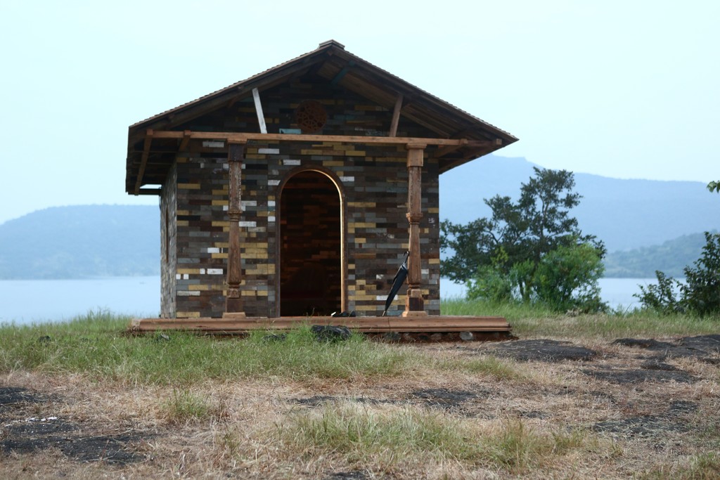 Sudarshan Shetty
A Song A Story, 2016
Structure 2
Recycled teak wood, carpet, wooden sofa, tanpura
685.5 x 533.4 x 365.8 cm Sudarshan Shetty
A Song A Story, 2016
Structure 2
Recycled teak wood, carpet, wooden sofa, tanpura
685.5 x 533.4 x 365.8 cm