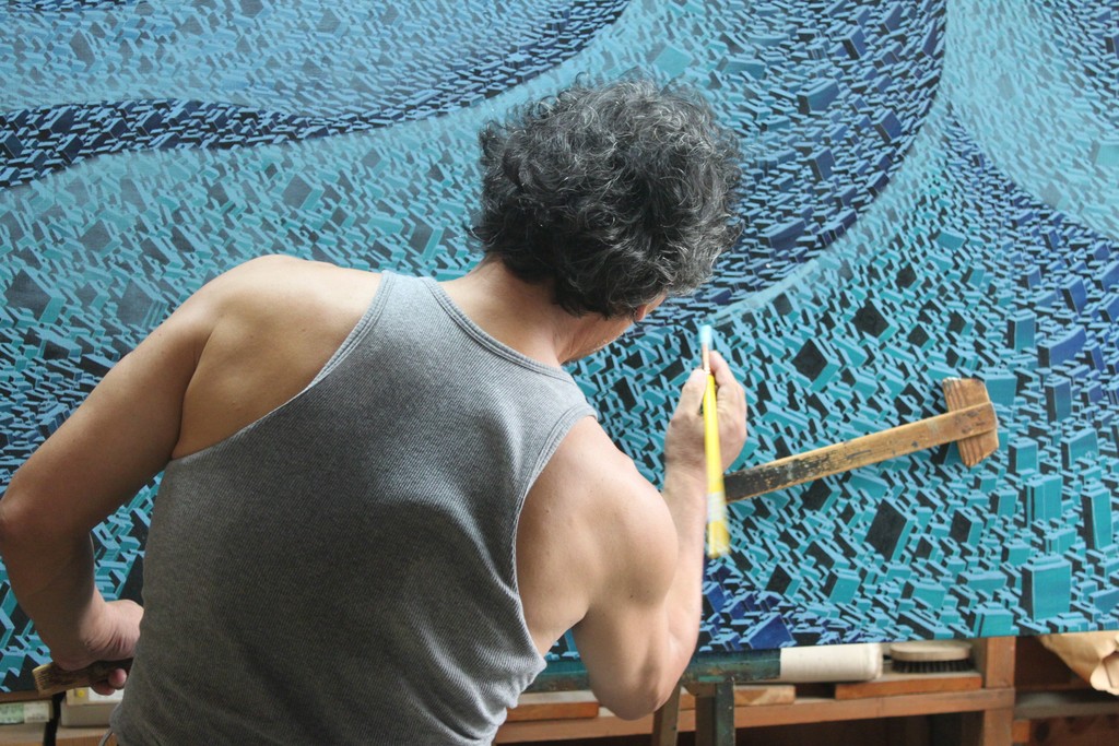 The artist Satoshi Koyama in action creating one of the very large oil paintings in his Life City Series. The artist Satoshi Koyama in action creating one of the very large oil paintings in his Life City Series.