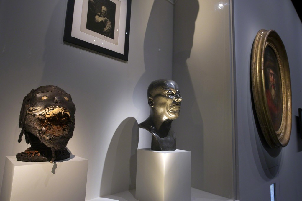 Vue de l’exposition Carambolages Scénographie Hugues Fontenas Architecte © Rmn-Grand Palais / Photo Didier Plowy, Paris 2016 Vue de l’exposition Carambolages Scénographie Hugues Fontenas Architecte © Rmn-Grand Palais / Photo Didier Plowy, Paris 2016