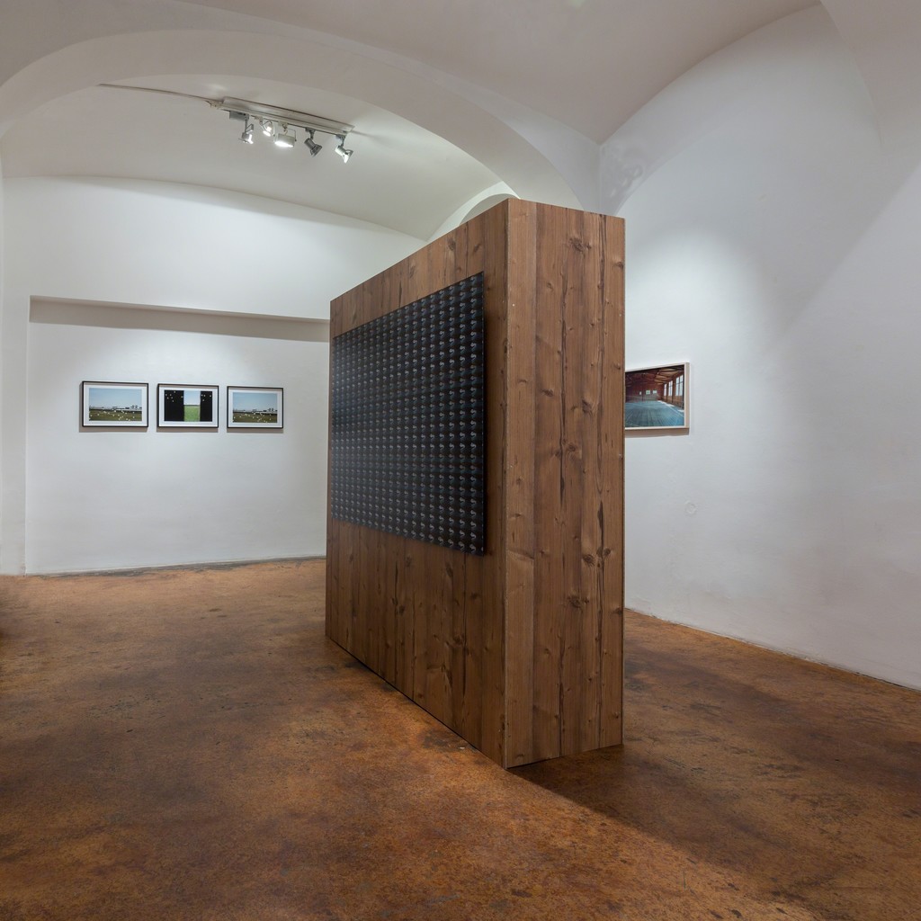 Marko Zink M 48° 15′ 24.13″ N, 14° 30′ 6.31″ E, exhibition view, galerie michaela stock, 2019, photo: Matthias Bildstein Marko Zink M 48° 15′ 24.13″ N, 14° 30′ 6.31″ E, exhibition view, galerie michaela stock, 2019, photo: Matthias Bildstein