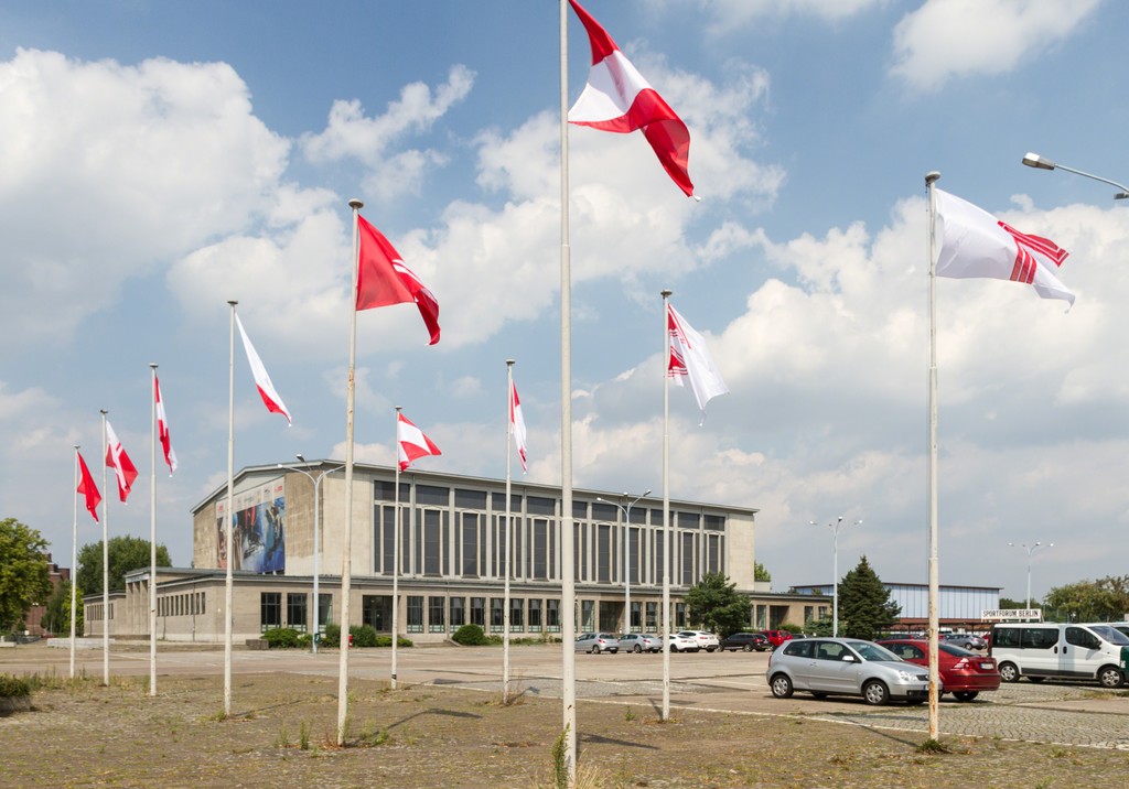 Sonja Hornung, Emptying flags (#2, #34-43), photo: Benjamin Busch / NBR Sonja Hornung, Emptying flags (#2, #34-43), photo: Benjamin Busch / NBR