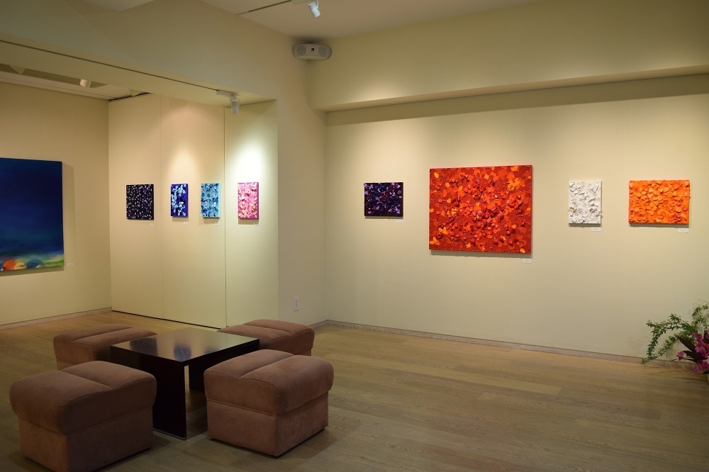 Emiko Aoki's works attract our attention by its bright colors and her unique matieres.
Her works are divided into three types, "EPIPHANY" / "PRESENCE" / "INFINITY".
She makes use of the reflection of light in the series "PRESENCE" and a large plane of colors and complex small planes harmonize well like a musical performance in the series "EPIPHANY". Vivid colors piled up on canvas make us think of a series of petal -infinite life-, in the series "INFINITY". Emiko Aoki's works attract our attention by its bright colors and her unique matieres.
Her works are divided into three types, "EPIPHANY" / "PRESENCE" / "INFINITY".
She makes use of the reflection of light in the series "PRESENCE" and a large plane of colors and complex small planes harmonize well like a musical performance in the series "EPIPHANY". Vivid colors piled up on canvas make us think of a series of petal -infinite life-, in the series "INFINITY".