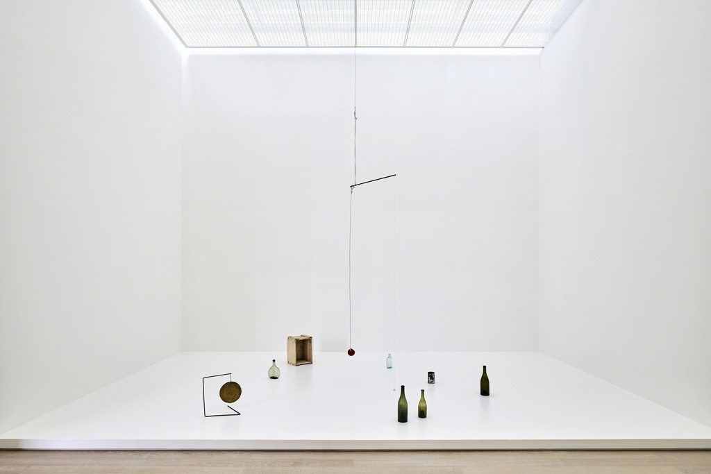 Installation view, "Alexander Calder & Fischli/Weiss," Fondation Beyeler, Riehen/Basel, Switzerland, 2016. Photo: Mark Niedermann Installation view, "Alexander Calder & Fischli/Weiss," Fondation Beyeler, Riehen/Basel, Switzerland, 2016. Photo: Mark Niedermann