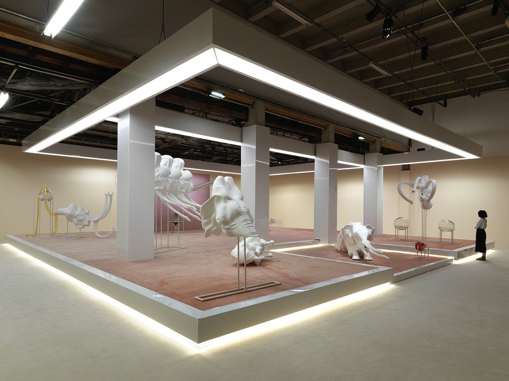 Exhibition view of Marguerite Humeau, FOX P2, Palais de Tokyo (23.06 – 11.09.2016). Courtesy of the artist. Photo : André Morin. Exhibition view of Marguerite Humeau, FOX P2, Palais de Tokyo (23.06 – 11.09.2016). Courtesy of the artist. Photo : André Morin.