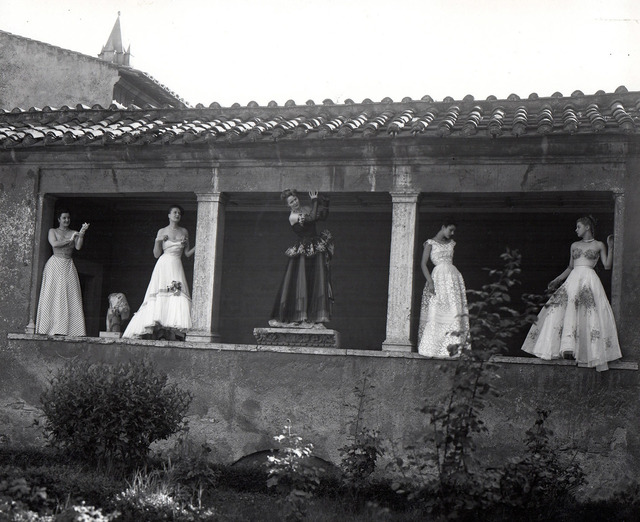 Pasquale de Antonis, ‘Models at the Baths of Diocletian for Tessili nuovi’, Photography, Silver bromide print, Bertolami Fine Arts