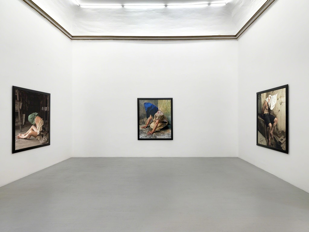 Andres Serrano - Torture - Partial view of the exhibition - February 2017 - Galleria Alfonso Artiaco, Napoli Andres Serrano - Torture - Partial view of the exhibition - February 2017 - Galleria Alfonso Artiaco, Napoli