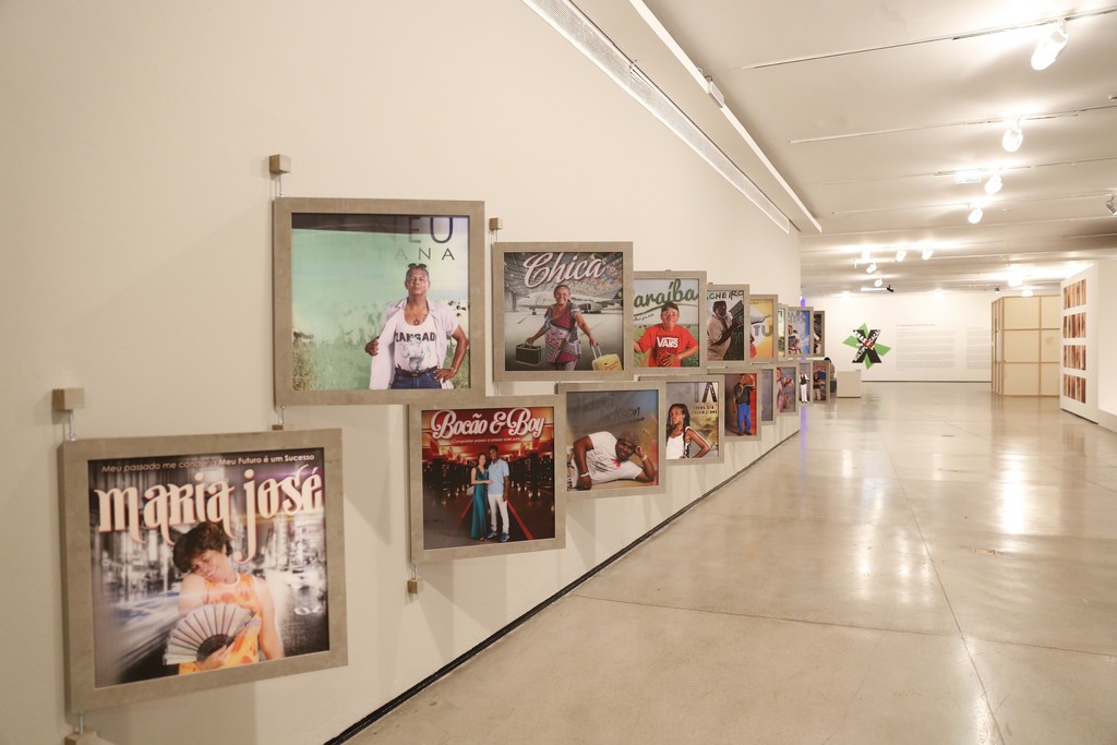 Bárbara Wagner e / and Benjamin de Burca (Brasília, DF, 1980; Munique, Alemanha, 1975)
Como se fosse verdade / As if it were true, 2017
Impressão lenticular, caixa de Viroc, pivô / Lenticular print, Viroc casing, pivot
70 x 70 x 5 cm (cada / each)
Coleção dos artistas / Artists’ collection Bárbara Wagner e / and Benjamin de Burca (Brasília, DF, 1980; Munique, Alemanha, 1975)
Como se fosse verdade / As if it were true, 2017
Impressão lenticular, caixa de Viroc, pivô / Lenticular print, Viroc casing, pivot
70 x 70 x 5 cm (cada / each)
Coleção dos artistas / Artists’ collection