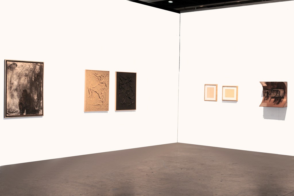 Booth view. Selection of masterpieces from Argentinian Post War Art. Lucio Fontana and Destructive Art legacy. From Left: Alberto Greco, Kenneth Kemble, Lucio Fontana and Luis Wells. Booth view. Selection of masterpieces from Argentinian Post War Art. Lucio Fontana and Destructive Art legacy. From Left: Alberto Greco, Kenneth Kemble, Lucio Fontana and Luis Wells.