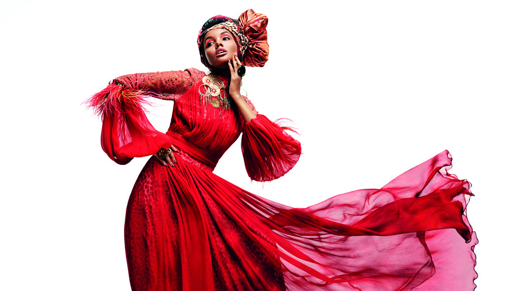 Melinda Looi (b. 1973, Malaysia) for Melinda Looi (est. 2000, Malaysia)
Ensemble (dress, turban, earrings, rings, and shoes), Sunset in Africa Collection, 2012
Tie-dyed silk chiffon with feathers, semi-precious stones, and Swarovski crystals, silk satin lining
Photograph by Sebastian Kim
Melinda Looi (b. 1973, Malaysia) for Melinda Looi (est. 2000, Malaysia)
Ensemble (dress, turban, earrings, rings, and shoes), Sunset in Africa Collection, 2012
Tie-dyed silk chiffon with feathers, semi-precious stones, and Swarovski crystals, silk satin lining
Photograph by Sebastian Kim