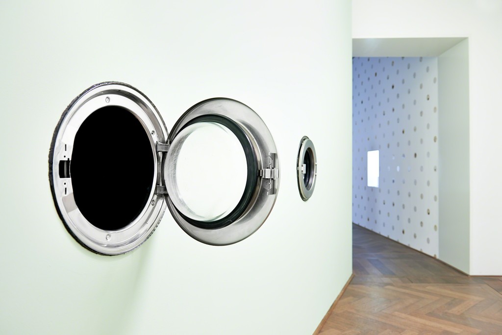 Anicka Yi, The Last Diamond (2015) in "7,070,430K of Digital Spit," Kunsthalle Basel, 2015 Photo: Philipp Hänger Anicka Yi, The Last Diamond (2015) in "7,070,430K of Digital Spit," Kunsthalle Basel, 2015 Photo: Philipp Hänger