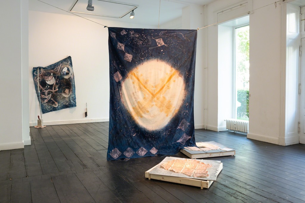 Ada Van Hoorebeke , Rod (blue) - In Practice, 2013, rod, rope, mirrors, batik (176x247cm),mixed media Ada Van Hoorebeke , Rod (blue) - In Practice, 2013, rod, rope, mirrors, batik (176x247cm),mixed media