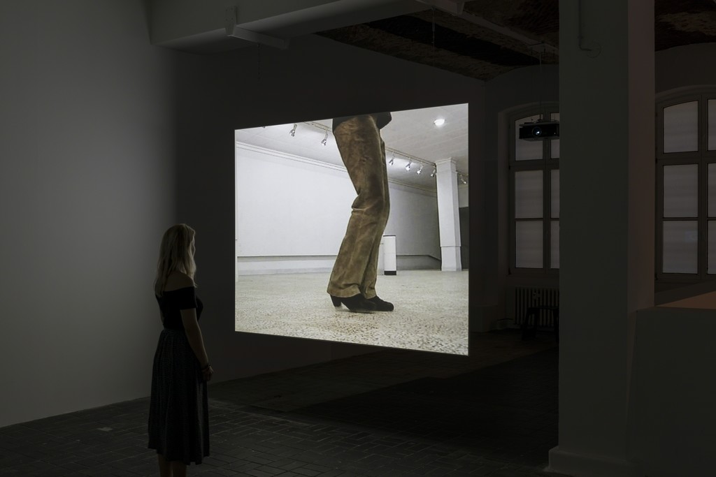Hiwa K, Moon Calendar, Iraq, 2007, Ein-Kanal SD Video / Single-channel SD Video, Installationsansicht / Installation view, KW Institute for Contemporary Art, 2017, Foto / Photo: Frank Sperling. Hiwa K, Moon Calendar, Iraq, 2007, Ein-Kanal SD Video / Single-channel SD Video, Installationsansicht / Installation view, KW Institute for Contemporary Art, 2017, Foto / Photo: Frank Sperling.