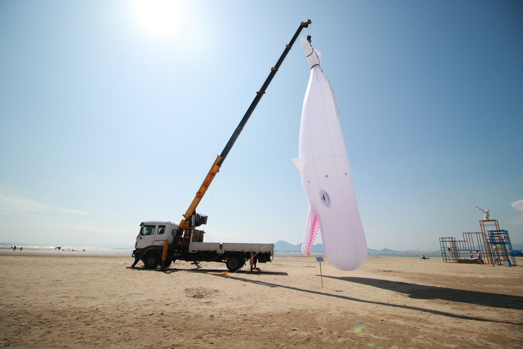 Felix Albert Bacolor_All a man can do is look upon it_2017_50 ft. inflatable white sperm whale, 50+ft. telescopic boom_variable dimensions Felix Albert Bacolor_All a man can do is look upon it_2017_50 ft. inflatable white sperm whale, 50+ft. telescopic boom_variable dimensions