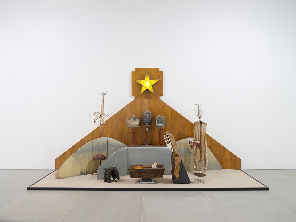 Edward Kienholz, America My Hometown, Installation View, 2018, Copyright Kienholz. Courtesy of BlainSouthern and L.A. Louver, Venice, CA, Photo Peter Mallet Edward Kienholz, America My Hometown, Installation View, 2018, Copyright Kienholz. Courtesy of BlainSouthern and L.A. Louver, Venice, CA, Photo Peter Mallet