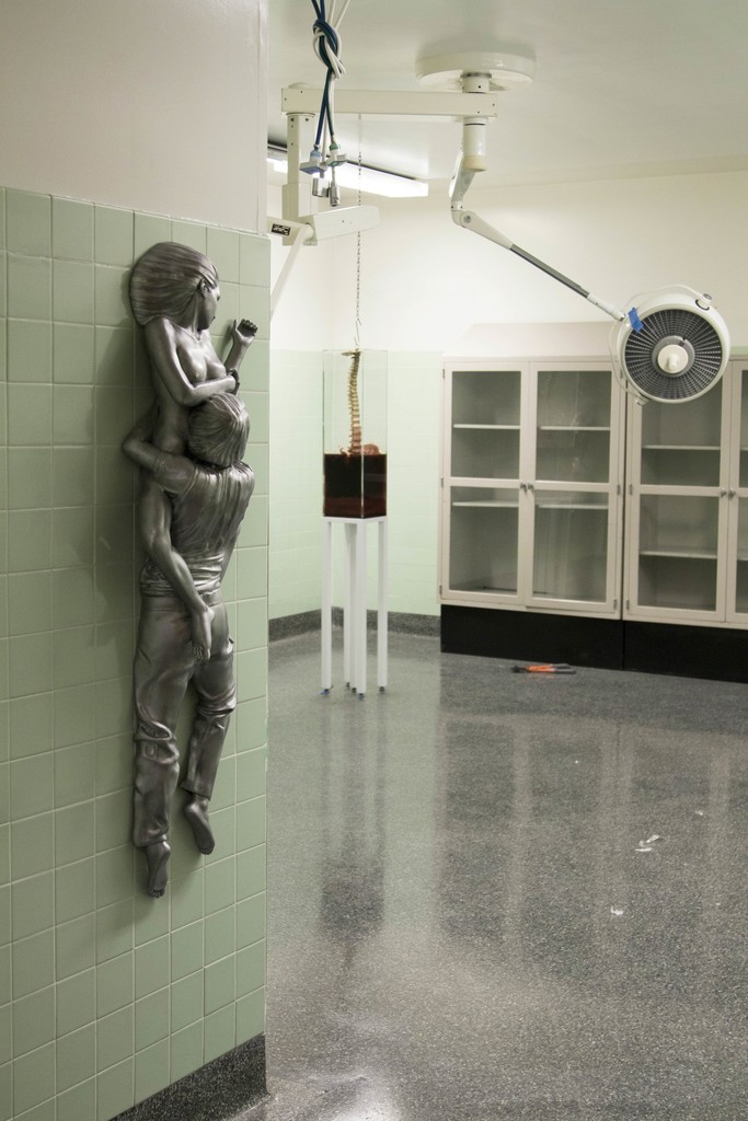 Yves Scherer:
Johnny & Kate,
2016,
Aluminium,
129 x 30 x 18.5 cm;
Max Hooper Schneider:
Blood Alcohol Level CH59X,
2014,
CH59X human spine replica, acrylic tank, crushed human bone substrate, isopropyl alcohol, pig blood, human blood, metal stand,
71 x 10.5 x 10.5 in
Yves Scherer:
Johnny & Kate,
2016,
Aluminium,
129 x 30 x 18.5 cm;
Max Hooper Schneider:
Blood Alcohol Level CH59X,
2014,
CH59X human spine replica, acrylic tank, crushed human bone substrate, isopropyl alcohol, pig blood, human blood, metal stand,
71 x 10.5 x 10.5 in