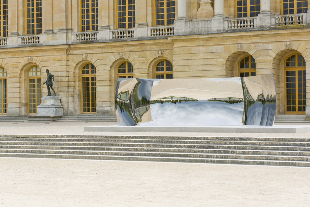 Anish Kapoor, "C-Curve" (2007). Château de Versailles. Courtesy Kapoor Studio, Kamel Mennour and Lisson Gallery, © Tadzio Anish Kapoor, "C-Curve" (2007). Château de Versailles. Courtesy Kapoor Studio, Kamel Mennour and Lisson Gallery, © Tadzio