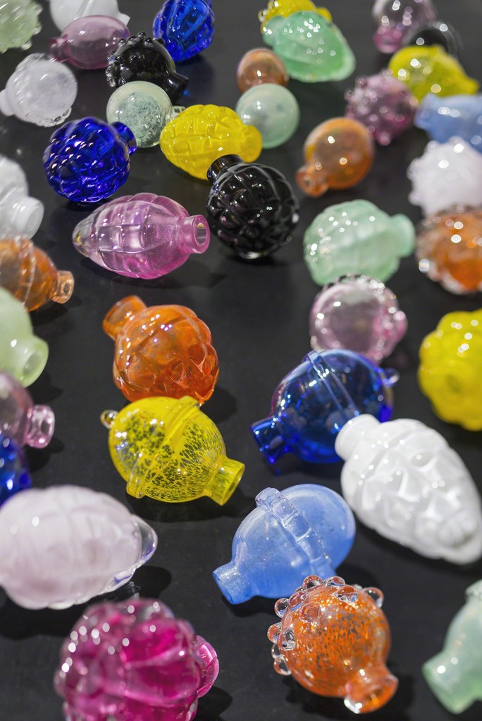 Mona Hatoum, Nature morte aux grenades, 2006-2007. Photo: Jean-Baptiste Béranger. Mona Hatoum, Nature morte aux grenades, 2006-2007. Photo: Jean-Baptiste Béranger.