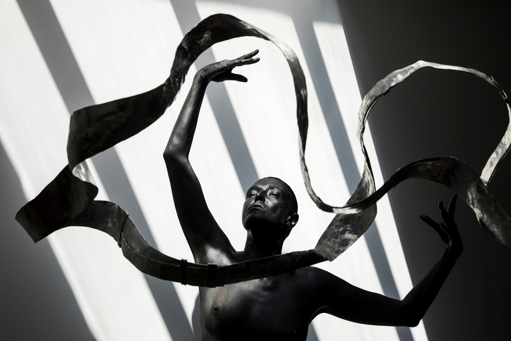 Photo Alex Korolkovas, Sculpture Jacques Jarrige, Model and Creative director Lara Gerin Photo Alex Korolkovas, Sculpture Jacques Jarrige, Model and Creative director Lara Gerin