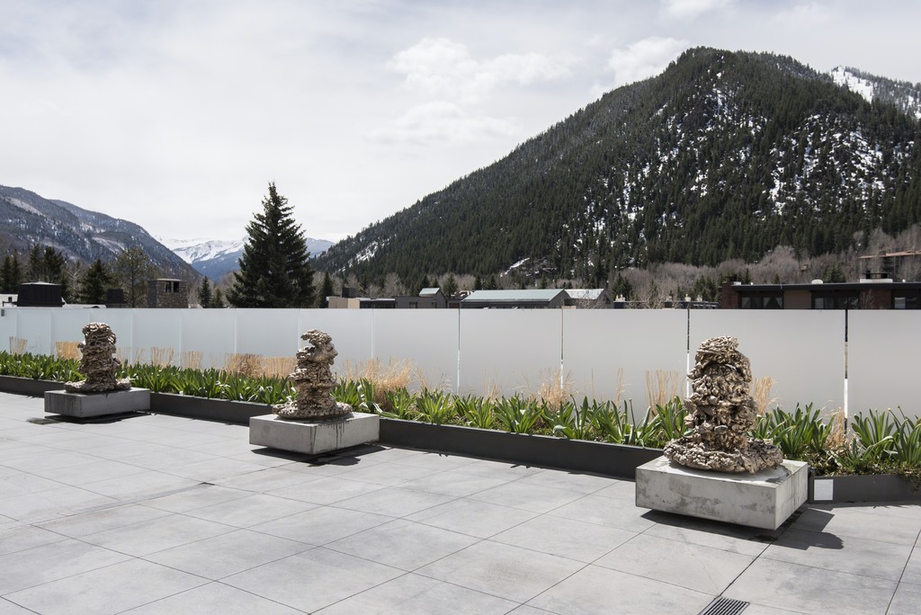 Installation view of "Lynda Benglis" at Aspen Art Museum, Aspen (2016) Installation view of "Lynda Benglis" at Aspen Art Museum, Aspen (2016)