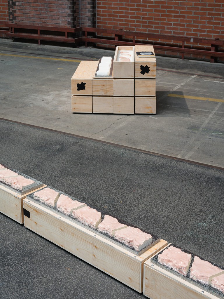 Installation view Gedankengang (am Laufenden Meter)
ceramic, wood , acoustic foam
30000x26x28 cm, 2014
Installation view Gedankengang (am Laufenden Meter)
ceramic, wood , acoustic foam
30000x26x28 cm, 2014