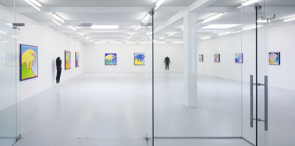 Exhibition view Alex Israel – Waves, 2018, courtesy by the artist and Kunstraum Innsbruck. Photo: Günter Richard Wett. Exhibition view Alex Israel – Waves, 2018, courtesy by the artist and Kunstraum Innsbruck. Photo: Günter Richard Wett.