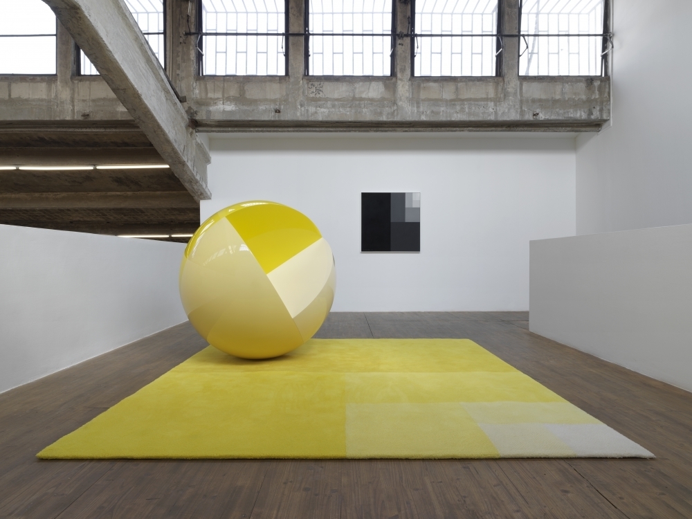 Divisions (Sphere and Carpet), 2014, wood, lacquer, glass fibre reinforced synthetic, acrylic lacquer, tufted wool
sphere diameter: 125 cm; carpet: 250 x 250 cm x 1,8 cm Divisions (Sphere and Carpet), 2014, wood, lacquer, glass fibre reinforced synthetic, acrylic lacquer, tufted wool
sphere diameter: 125 cm; carpet: 250 x 250 cm x 1,8 cm