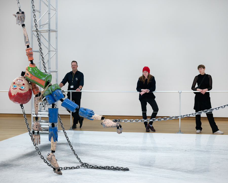 Zaalopname Jordan Wolfson: MANIC / LOVE. Foto: Gert Jan van Rooij. Collection LUMA Foundation. Zaalopname Jordan Wolfson: MANIC / LOVE. Foto: Gert Jan van Rooij. Collection LUMA Foundation.