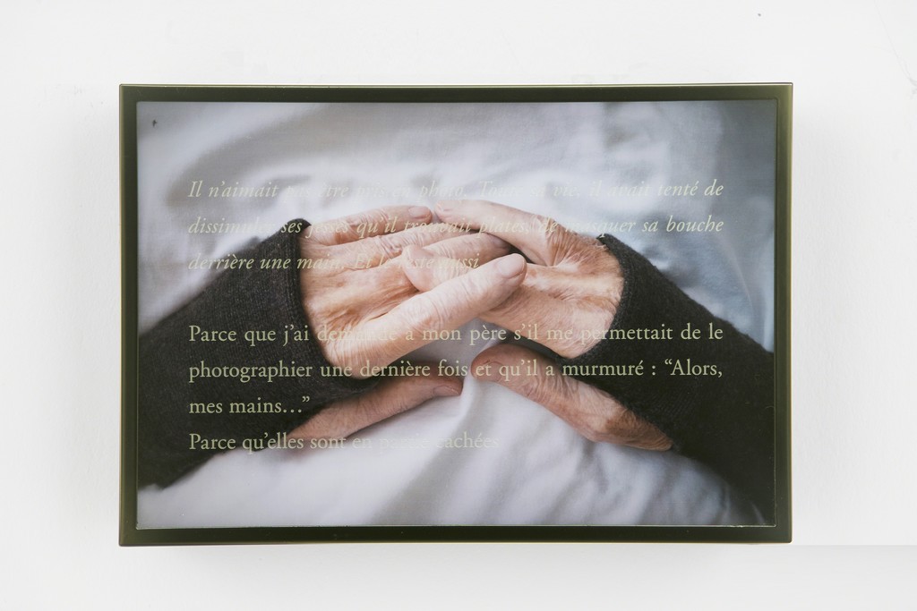 Les Mains de Bob, 2018
Digital photograph, diasec, light box
33 × 50 cm / 13 × 19 11/16 in
© Sophie Calle / ADAGP, Paris 2018 Photo: Claire Dorn / Courtesy Perrotin Les Mains de Bob, 2018
Digital photograph, diasec, light box
33 × 50 cm / 13 × 19 11/16 in
© Sophie Calle / ADAGP, Paris 2018 Photo: Claire Dorn / Courtesy Perrotin