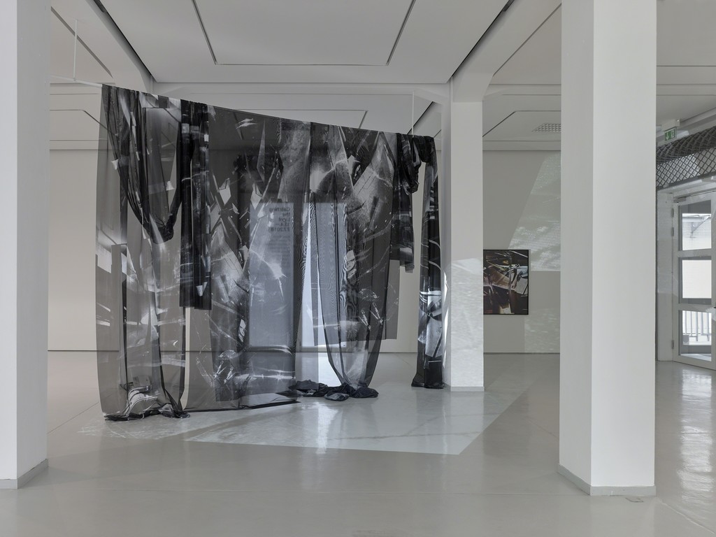 Astrid Busch
Spinner, 2018
Ausstellungsansicht / installation view Catching the Light, KAI 10 | Arthena Foundation
Digitaldruck auf Stoff, Metallstangen, Projektionen / digital print on textile, metal bars, projections
Foto: Achim Kukulies, Düsseldorf
Courtesy die Künstlerin / the artist Astrid Busch
Spinner, 2018
Ausstellungsansicht / installation view Catching the Light, KAI 10 | Arthena Foundation
Digitaldruck auf Stoff, Metallstangen, Projektionen / digital print on textile, metal bars, projections
Foto: Achim Kukulies, Düsseldorf
Courtesy die Künstlerin / the artist