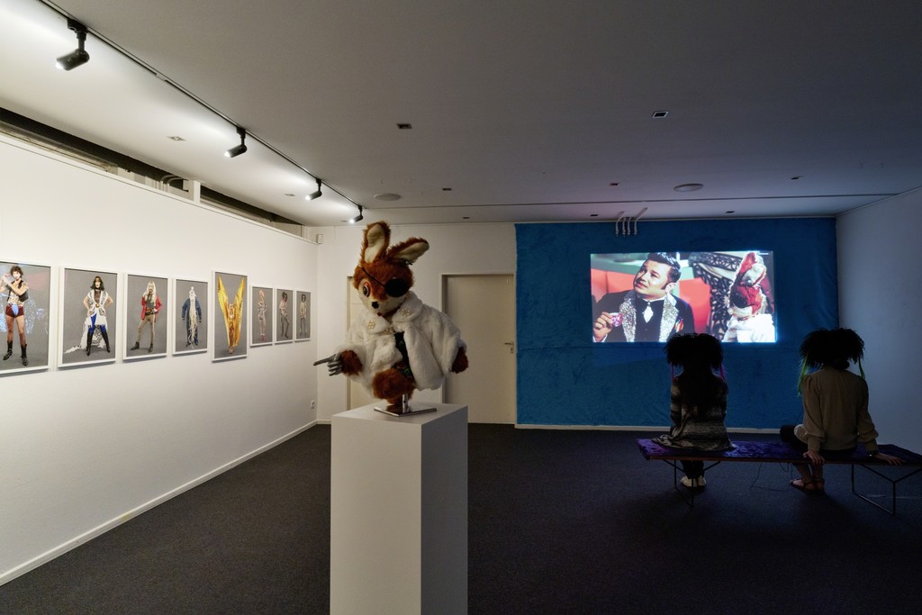 88. Herbstausstellung des Kunstvereins Hannover
Installationsansicht in der Galerie »Vom Zufall und vom Glück«, 2018
Sebastian Neubauer, »Tomo y obligo«, 2016
Video, Skulptur, Fotografien, Maße variabel
Courtesy der Künstler
Foto: Raimund Zakowski
88. Herbstausstellung des Kunstvereins Hannover
Installationsansicht in der Galerie »Vom Zufall und vom Glück«, 2018
Sebastian Neubauer, »Tomo y obligo«, 2016
Video, Skulptur, Fotografien, Maße variabel
Courtesy der Künstler
Foto: Raimund Zakowski
