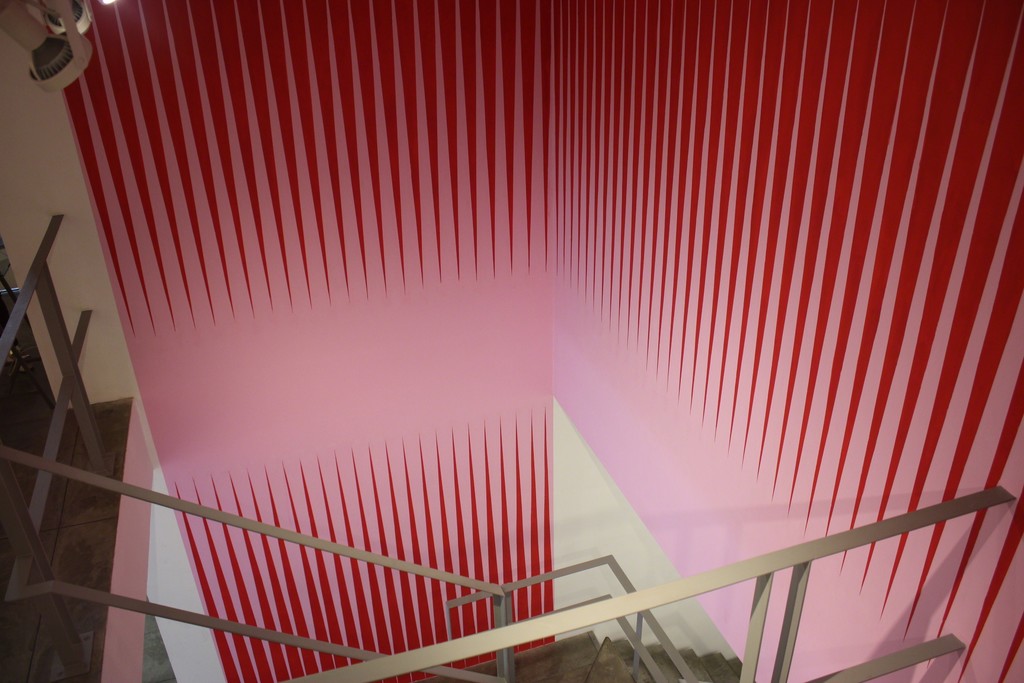MARIÁNGELES SOTO-DÍAZ
La abstracción como herramienta para un manifiesto pictórico-político.
The Pink Elephant in the Room Learns to Respond Sharply to Hostile Situations / El Elefante Rosado en la Habitación Aprende a Responder Agudamente en Situaciones Hostiles
MARIÁNGELES SOTO-DÍAZ
La abstracción como herramienta para un manifiesto pictórico-político.
The Pink Elephant in the Room Learns to Respond Sharply to Hostile Situations / El Elefante Rosado en la Habitación Aprende a Responder Agudamente en Situaciones Hostiles