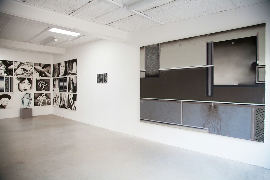 exhibition view: (right) „Oblivion“, 2014/15 | Öl a/Leinwand, 190 x 270 cm | image: ©dasesszimmer exhibition view: (right) „Oblivion“, 2014/15 | Öl a/Leinwand, 190 x 270 cm | image: ©dasesszimmer