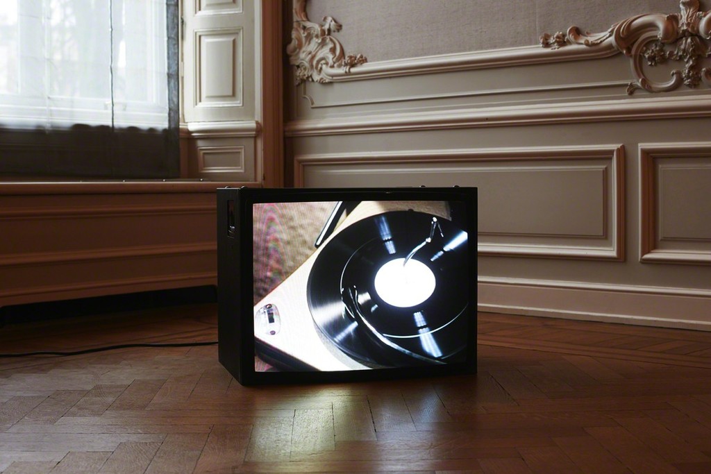 Christoph Girardet, Scratch, video loop, 4:45 min. 2001 Christoph Girardet, Scratch, video loop, 4:45 min. 2001