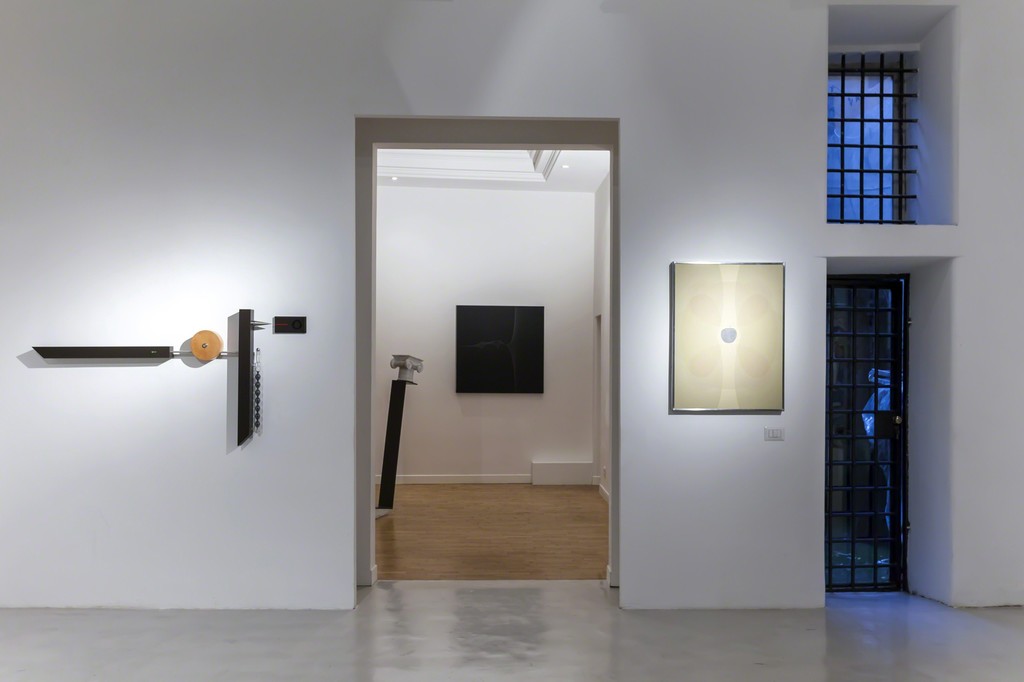 Emmanuele De Ruvo, "ZeroPointOne," 2016, wood, steel, glass, lead, 80x140cm e Emmanuele De Ruvo, Anachronism, 2016. iron, steel, carrara marble, statuario marble, travertine, 150x120x20cm e Pietro Fortuna, "Smoky Apple", 2015, inchiostro e matitia su carta, 86x65cm — presso Montoro12 Contemporary Art. Emmanuele De Ruvo, "ZeroPointOne," 2016, wood, steel, glass, lead, 80x140cm e Emmanuele De Ruvo, Anachronism, 2016. iron, steel, carrara marble, statuario marble, travertine, 150x120x20cm e Pietro Fortuna, "Smoky Apple", 2015, inchiostro e matitia su carta, 86x65cm — presso Montoro12 Contemporary Art.