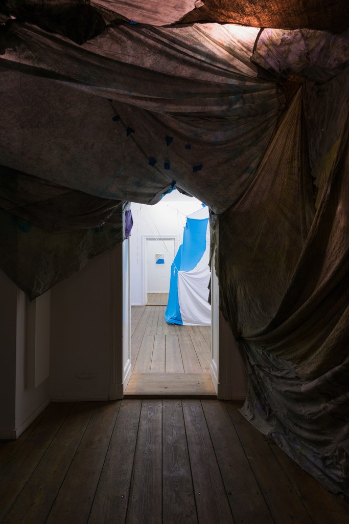 Erinnerungshaus Demezraum Material
2009-2014, ink, pencil, zipper on textile,
290 x 260 x 485 cm Erinnerungshaus Demezraum Material
2009-2014, ink, pencil, zipper on textile,
290 x 260 x 485 cm