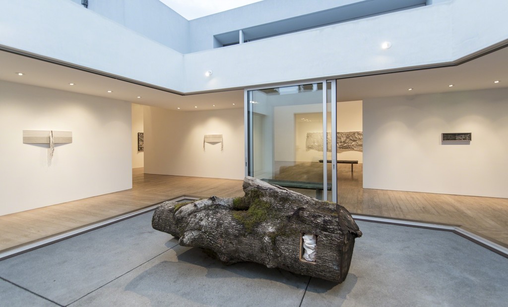 Installation view of "Ben Buswell | Mineo Mizuno" Samuel Freeman, 2016. Installation view of "Ben Buswell | Mineo Mizuno" Samuel Freeman, 2016.