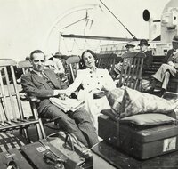 Lise et Paul Deharme sur le pont d'un bateau - Paul Deharme et son fils Tristan (au second plan André Breton et Jacqueline Lamba) - Couple non identifié
