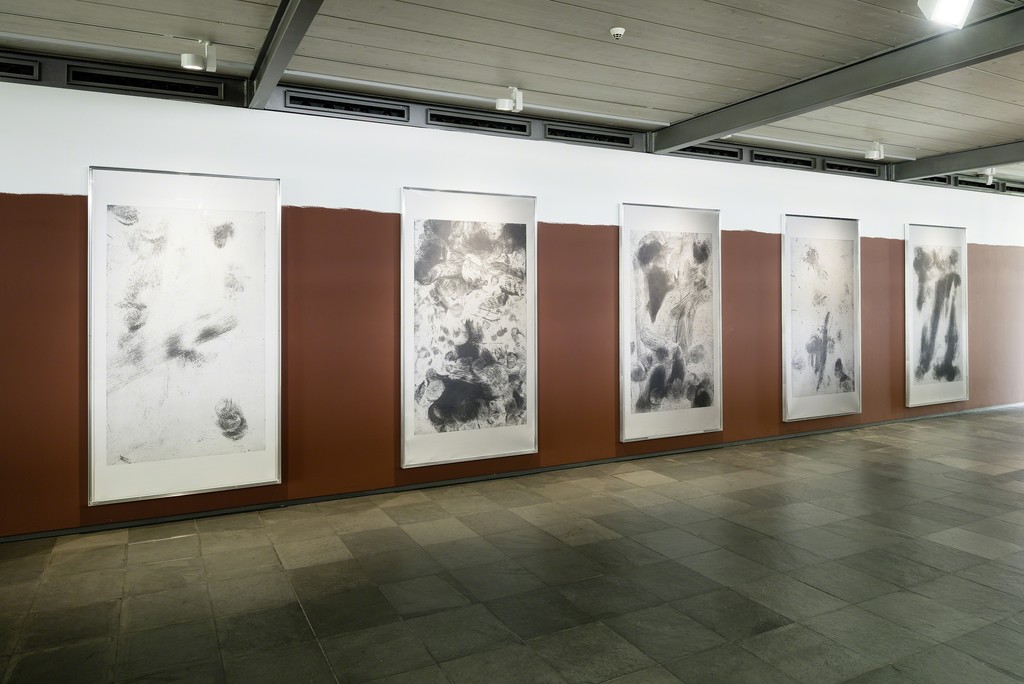 Installation view: Andrea Büttner. Beggars and iPhones, Kunsthalle Wien 2016, Photo: Jorit Aust: Andrea Büttner, Phone Etching (1–5), 2015, Courtesy Hollybush Gardens, London and David Kordansky Gallery, Los Angeles. © Andrea Büttner / VG Bild-Kunst, Bonn 2016; Brown Wall Painting, 2006 – 2016, Courtesy the artist Installation view: Andrea Büttner. Beggars and iPhones, Kunsthalle Wien 2016, Photo: Jorit Aust: Andrea Büttner, Phone Etching (1–5), 2015, Courtesy Hollybush Gardens, London and David Kordansky Gallery, Los Angeles. © Andrea Büttner / VG Bild-Kunst, Bonn 2016; Brown Wall Painting, 2006 – 2016, Courtesy the artist
