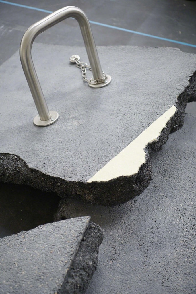 "Asphalt installation" (details) 2018
Styrofoam, asphalt
60 square meters "Asphalt installation" (details) 2018
Styrofoam, asphalt
60 square meters