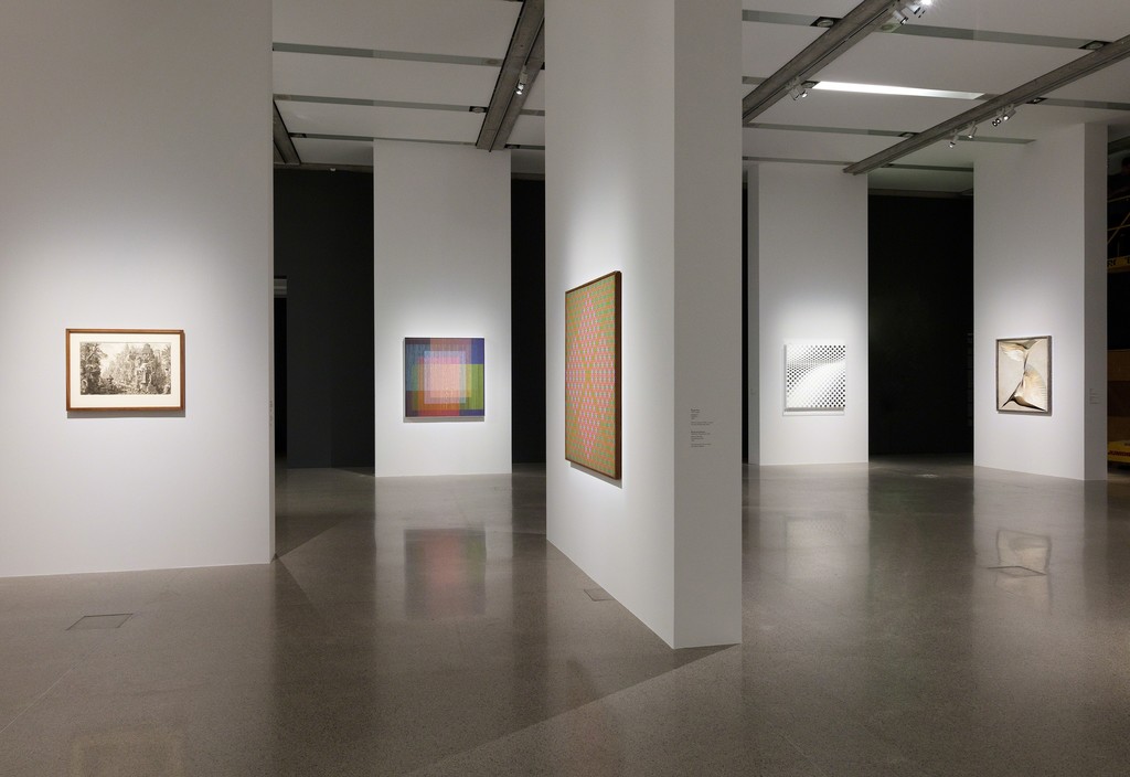 Exhibition view
Op Art and a History of Deception 1520–1970, mumok
From left to right: Giovanni Battista Piranesi, Via Appia, Via Adreatina, aus / from: Le Antichità Romane II, 1756; Carlos Cruz-Diez, Physichromie Nr. 417, 1968; Richard Anuszkiewicz, Union of the Four, 1961; Bridget Riley, Hesitate, 1964; Erika Giovanna Klien, Diving Bird, 1939
Photo: Markus Wörgötter
© mumok/Albertina, Wien/Tate, London/Belvedere, Wien/Bildrecht Wien, 2019
Exhibition view
Op Art and a History of Deception 1520–1970, mumok
From left to right: Giovanni Battista Piranesi, Via Appia, Via Adreatina, aus / from: Le Antichità Romane II, 1756; Carlos Cruz-Diez, Physichromie Nr. 417, 1968; Richard Anuszkiewicz, Union of the Four, 1961; Bridget Riley, Hesitate, 1964; Erika Giovanna Klien, Diving Bird, 1939
Photo: Markus Wörgötter
© mumok/Albertina, Wien/Tate, London/Belvedere, Wien/Bildrecht Wien, 2019