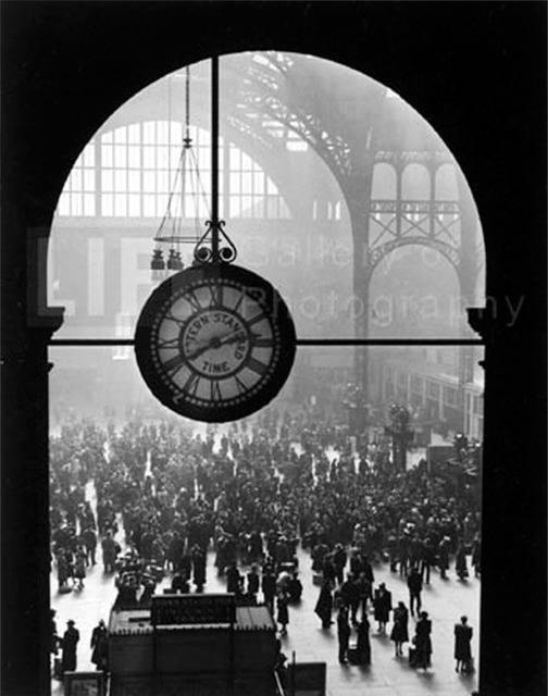 Alfred Eisenstaedt, ‘Farewell to Servicemen, Pennsylvania Station, New York’, 1943, GALLERY M