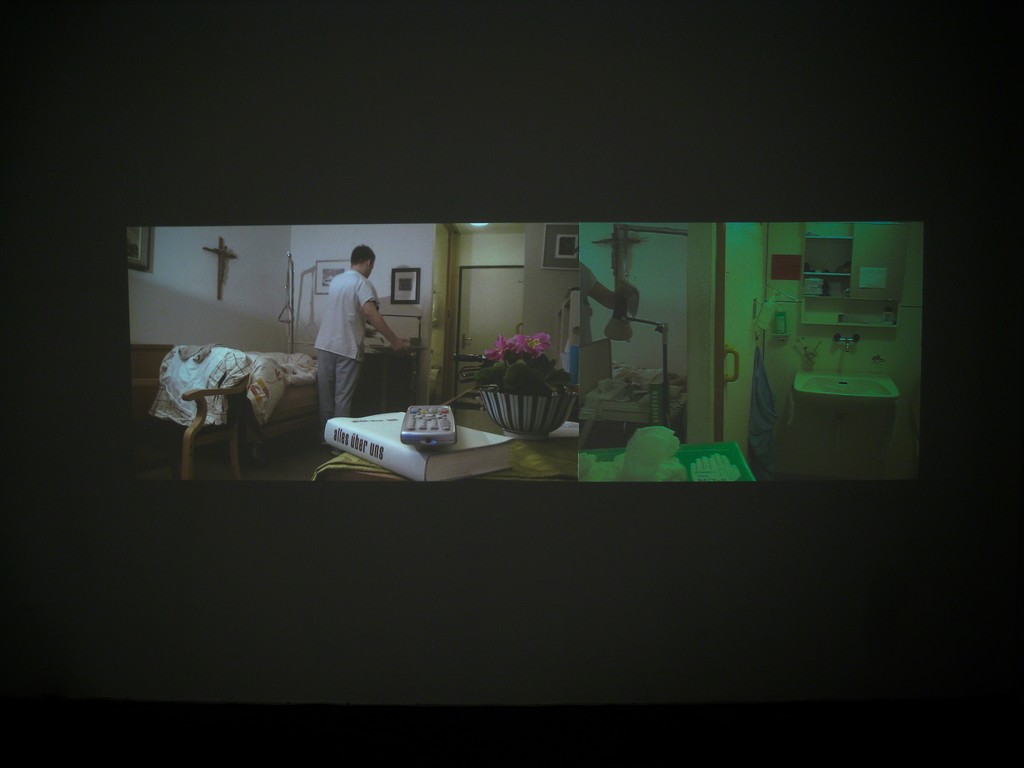 Copa & Sordes, "Alles über uns" (engl.: All about us), part of series helping points, two channel video installation, 2011 | image: ©dasesszimmer Copa & Sordes, "Alles über uns" (engl.: All about us), part of series helping points, two channel video installation, 2011 | image: ©dasesszimmer