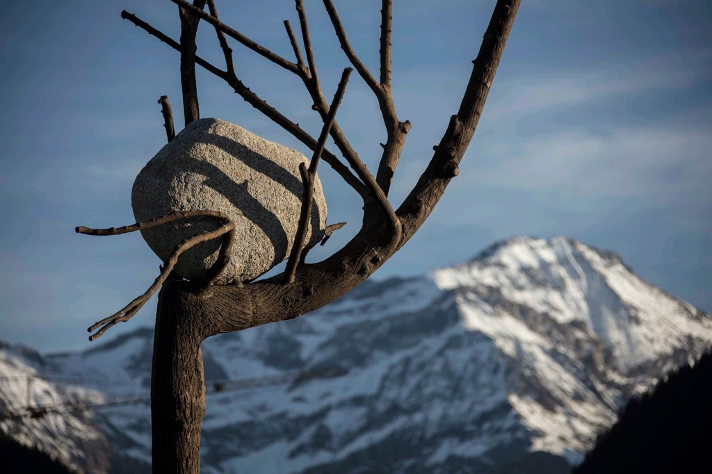 Giuseppe Penone
Idee di pietra – Olmo, 2008
Bronze and stone
342 1/2 × 106 5/16 × 66 15/16 inches (8.7 × 2.7 × 1.7 m)
Installation view in Gstaad, Switzerland, 2017
Artwork © Giuseppe Penone. Photo by Marcus Veith. Giuseppe Penone
Idee di pietra – Olmo, 2008
Bronze and stone
342 1/2 × 106 5/16 × 66 15/16 inches (8.7 × 2.7 × 1.7 m)
Installation view in Gstaad, Switzerland, 2017
Artwork © Giuseppe Penone. Photo by Marcus Veith.