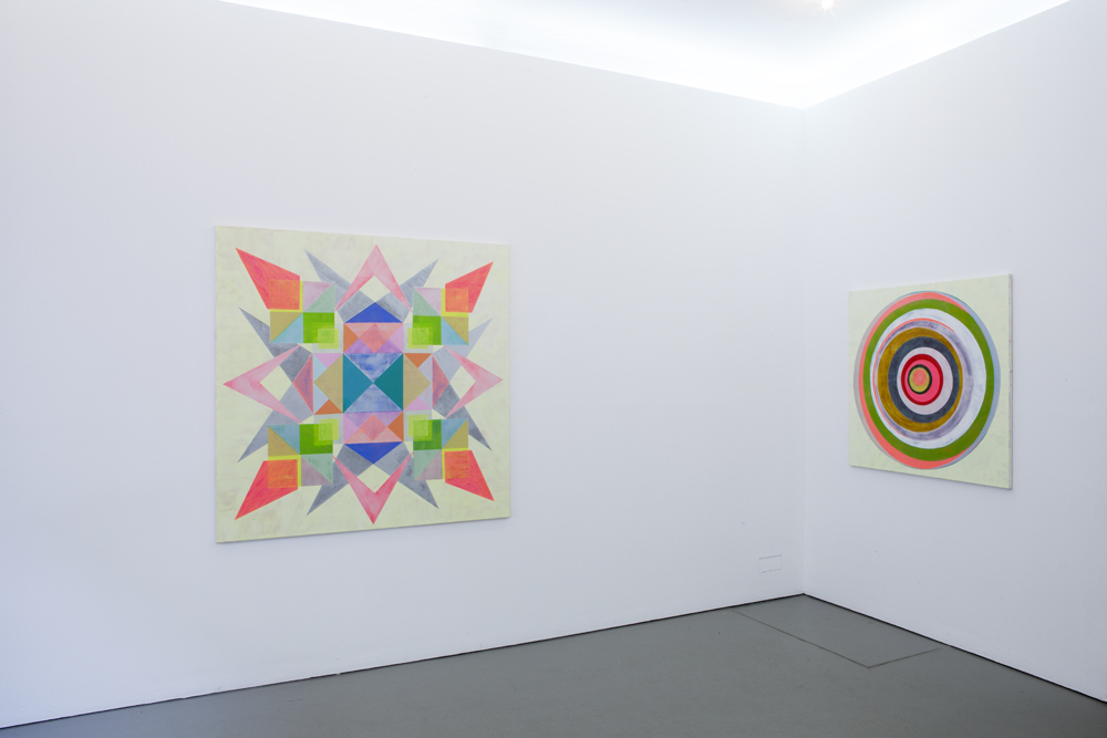 Installation shot with 'Pling # 2' (left) from 2018 (150 x 150 cm) and 'Eclipse # 2' from 2018 (110 x 110 cm), both oil and acrylic on canvas; photo: Lukas Heibges Installation shot with 'Pling # 2' (left) from 2018 (150 x 150 cm) and 'Eclipse # 2' from 2018 (110 x 110 cm), both oil and acrylic on canvas; photo: Lukas Heibges