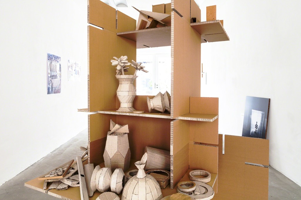 exhibition view Selma Weber: "Collection", 2018, cardboard-pottery on shelf, 170 x 116 cm | ©das_esszimmer exhibition view Selma Weber: "Collection", 2018, cardboard-pottery on shelf, 170 x 116 cm | ©das_esszimmer