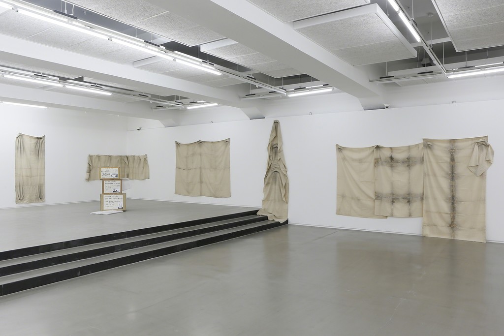 Kim Yong-Ik Solo Exhibition Closer… Come Closer…
Ilmin Museum of Art 1F
Installation View
Courtesy of Ilmin Museum of Art
Image provided by Kukje Gallery Kim Yong-Ik Solo Exhibition Closer… Come Closer…
Ilmin Museum of Art 1F
Installation View
Courtesy of Ilmin Museum of Art
Image provided by Kukje Gallery