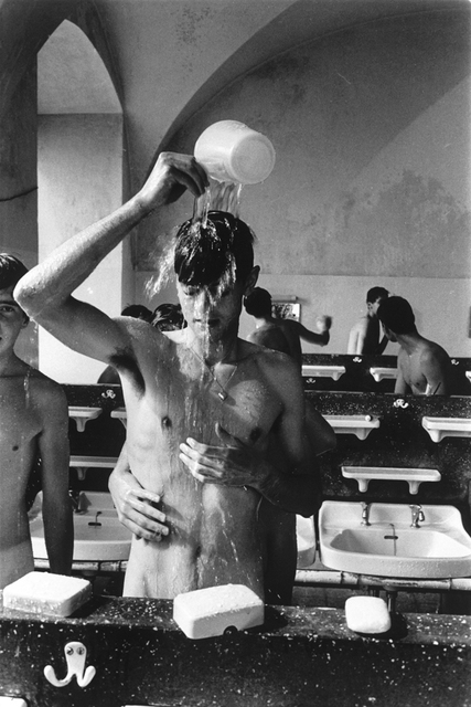Will McBride, ‘Einer greift nach Seife und berürht Mike’, 1963, ClampArt