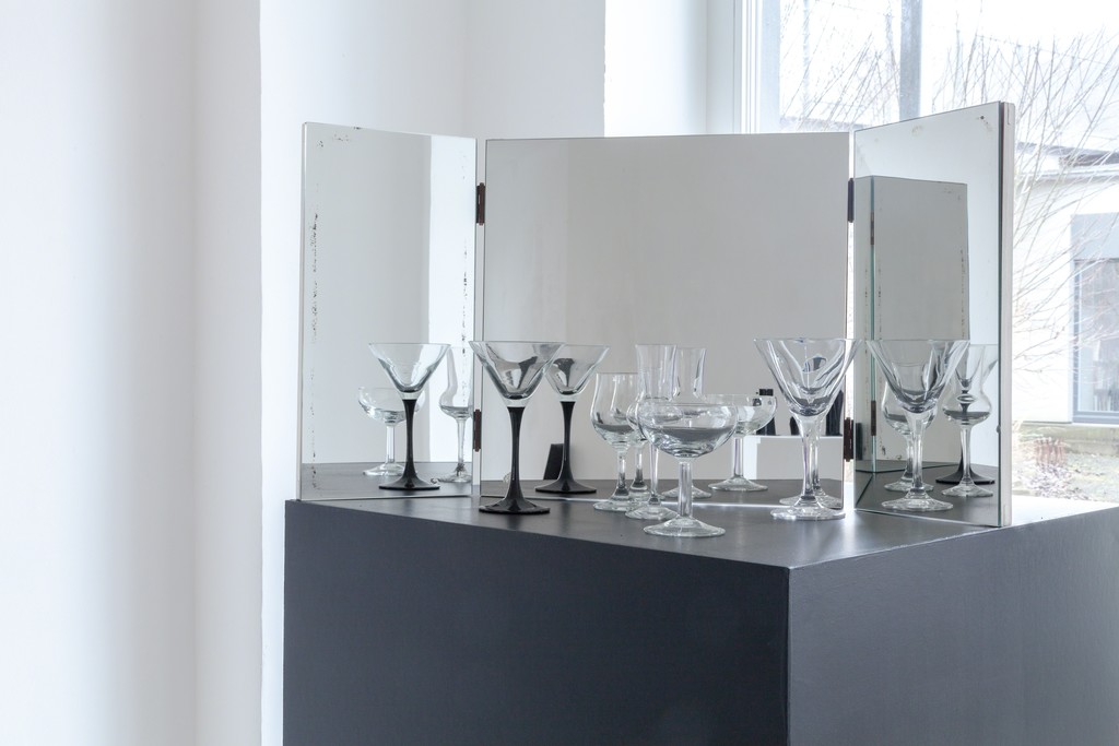 exhibition view: „Black Mirror“, 2016 | mirror, glasses, (10 pieces) , Christine de la Garenne | image: ©dasesszimmer exhibition view: „Black Mirror“, 2016 | mirror, glasses, (10 pieces) , Christine de la Garenne | image: ©dasesszimmer
