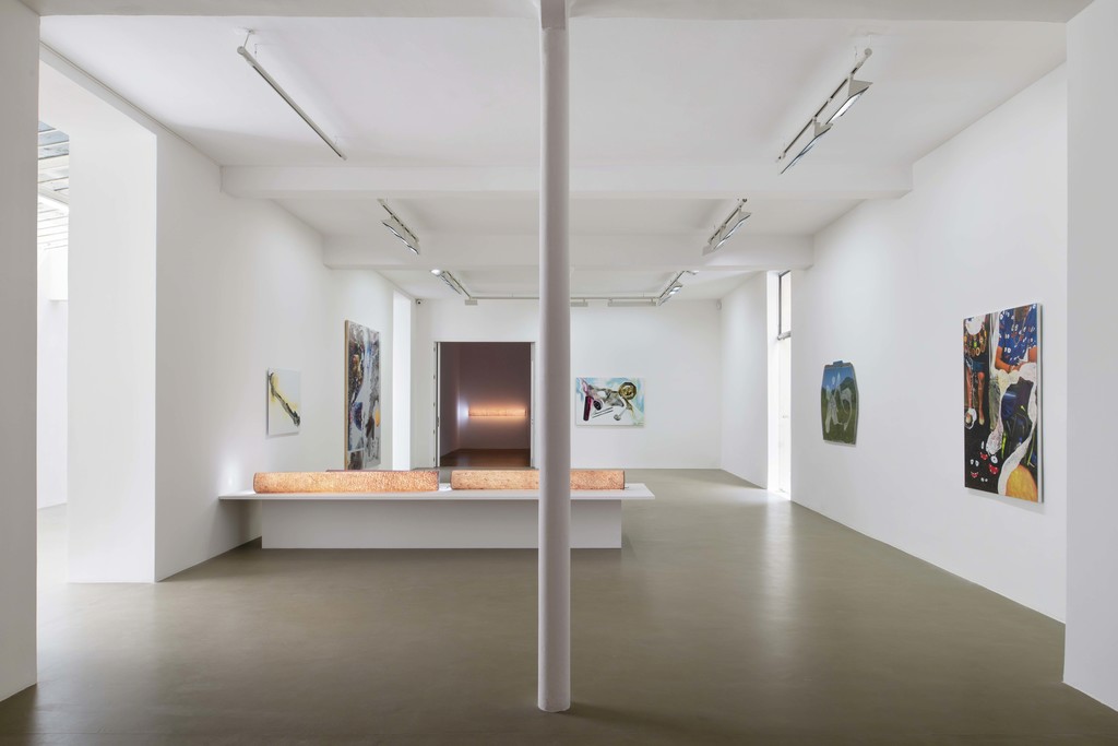 Seth Price, Self As Tube, Galerie Chantal Crousel, Paris (2019). Courtesy of the artist and Galerie Chantal Crousel, Paris. Photo: Martin Argyroglo Seth Price, Self As Tube, Galerie Chantal Crousel, Paris (2019). Courtesy of the artist and Galerie Chantal Crousel, Paris. Photo: Martin Argyroglo